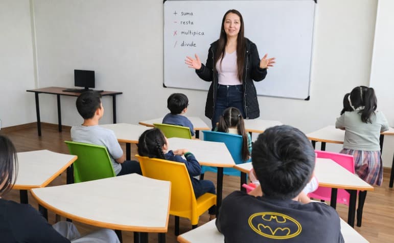 Niños trabajando en actividades de aprendizaje